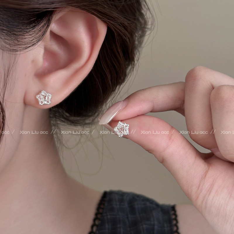 Bông tai ngôi sao năm cánh bạc rỗng, thiết kế nhỏ và tinh tế, phù hợp cho người yêu thích vẻ thanh lịch