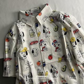 Áo sơ mi tay ngắn retro với họa tiết Snoopy và hoa, phù hợp cho cả nam và nữ, phong cách Hawaiian.