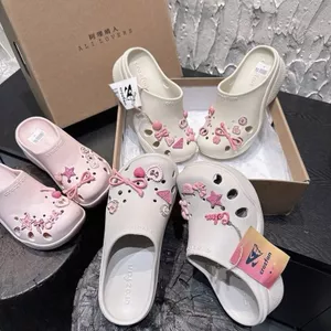 Dép Sục Nhựa Mềm 7p Tick Hồng Xinh Xắn Nhẹ Êm - From chuẩn( kèm 12 tick Hồng ngẫu nhiên xinh xắn )