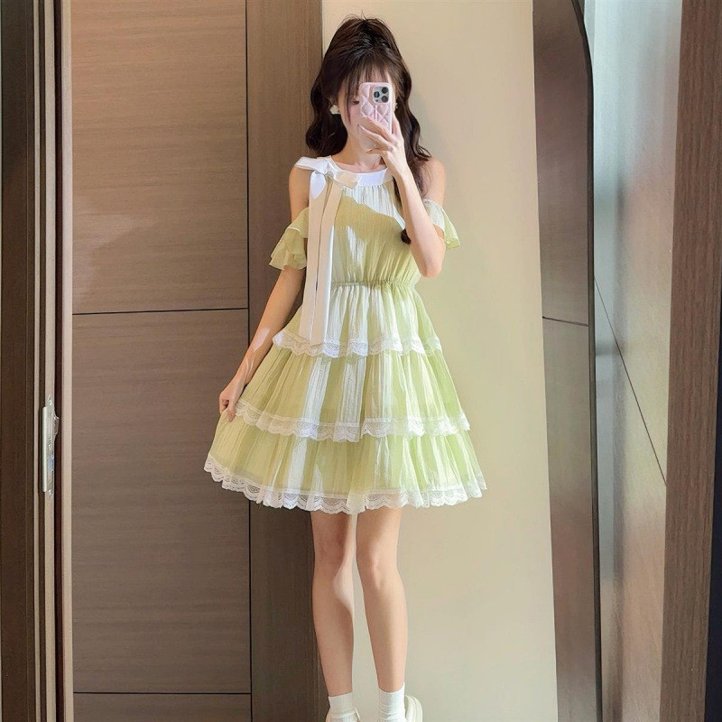 Váy tiên nữ mùa hè trẻ trung và ngọt ngào dành cho nữ, với thiết kế cổ yếm thời trang, vai khoét, viền ren