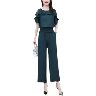 Bộ trang phục thời trang và tôn dáng dành cho nữ , bộ hai mảnh với thiết kế ôm eo và tôn dáng.