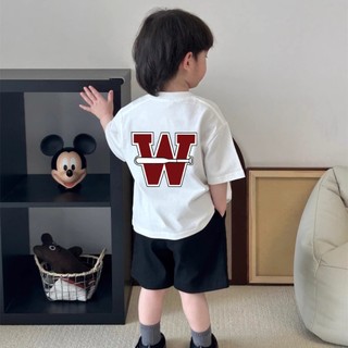 Áo thun cổ tròn thoải mái, in chữ "W" hai mặt dành cho bé trai.