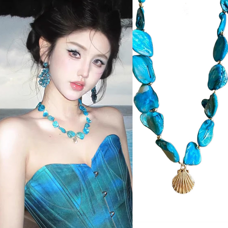 Dây chuyền hình đá đính hạt màu xanh không đều, phù hợp làm phụ kiện thời trang mùa hè bên biển cho nữ