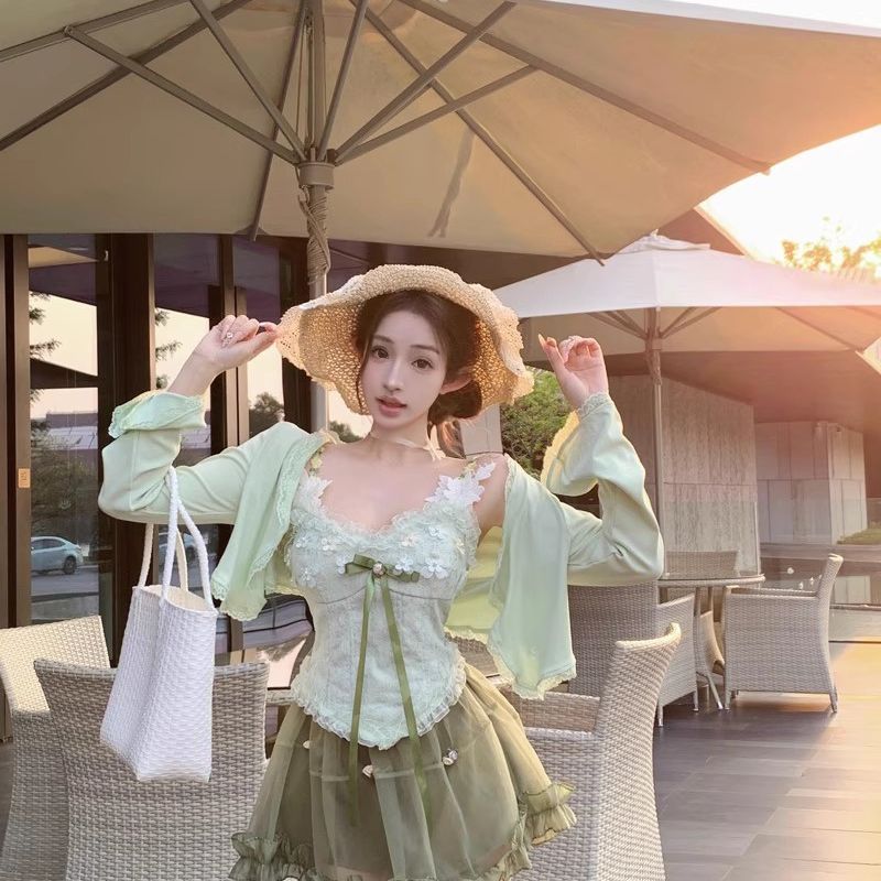 Bộ đồ nữ mùa xuân gồm áo khoác dài tay và yếm ren dài tay