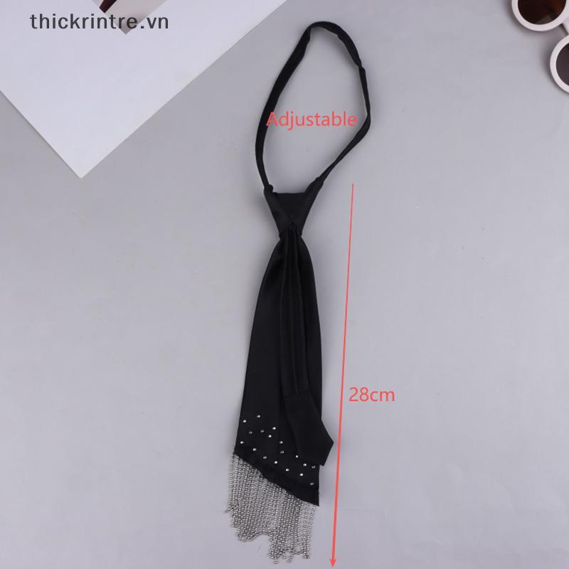 Cà vạt dài nữ với hạt ngọc trai đen, phù hợp phong cách học thuật và thanh lịch kiểu Hàn Quốc