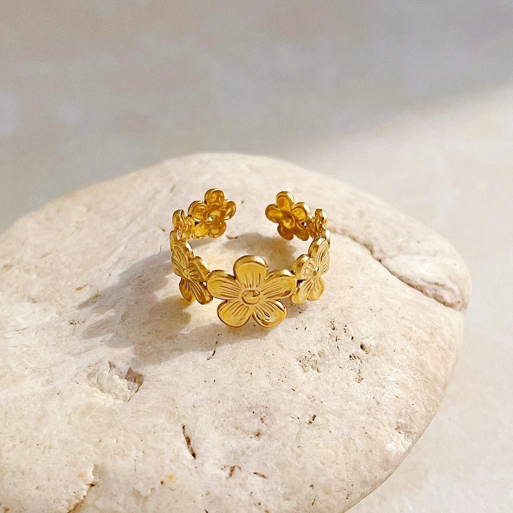 Nhẫn thép titan nữ khí chất thời trang hoa vàng 18K