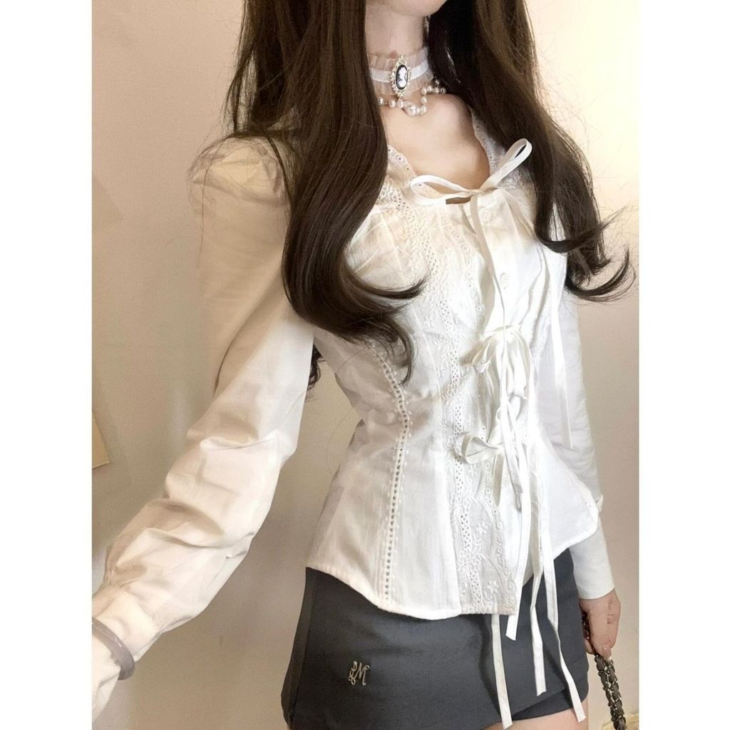 Áo sơ mi nữ slim-fit phối ren trắng, thiết kế độc đáo cho xuân hè