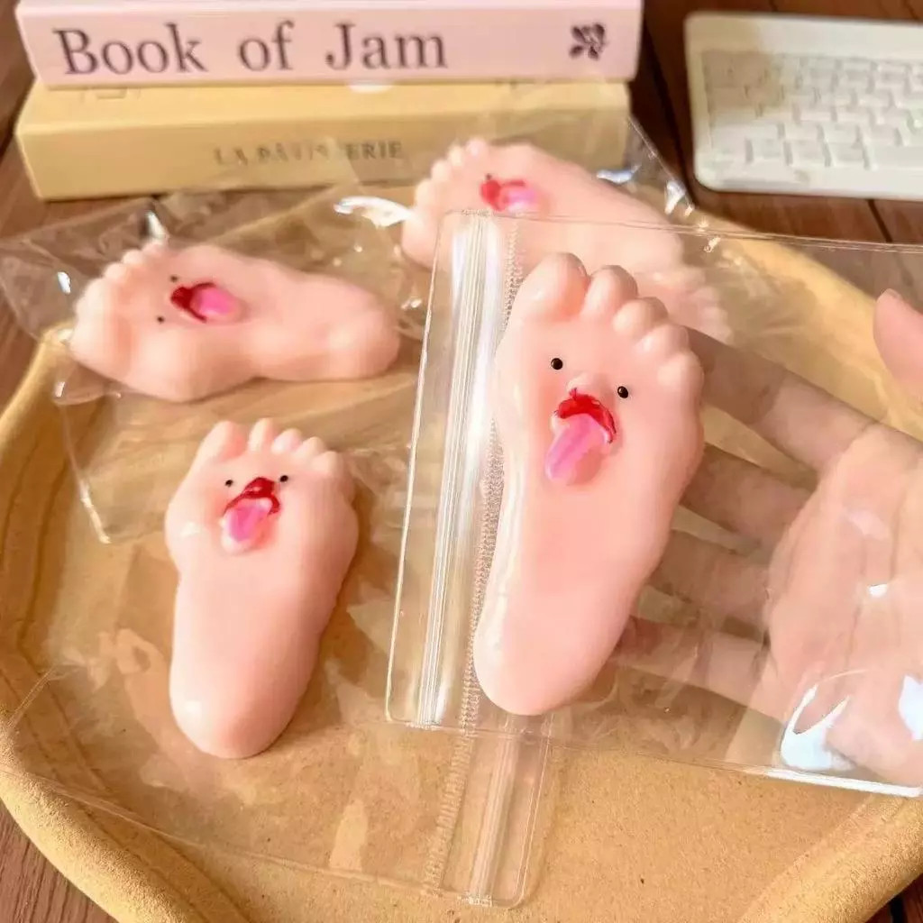 Đồ chơi bóp xả stress hình bàn chân to thè lưỡi – Đàn hồi chậm độc đáo thú vị giải tỏa căng thẳng