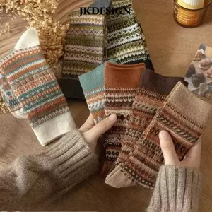 Tất ống giữa JKDESIGN phong cách Retro Fair Isle, chất liệu cotton dày dặn, phù hợp cho cả nam và nữ trong dịp Giáng sinh