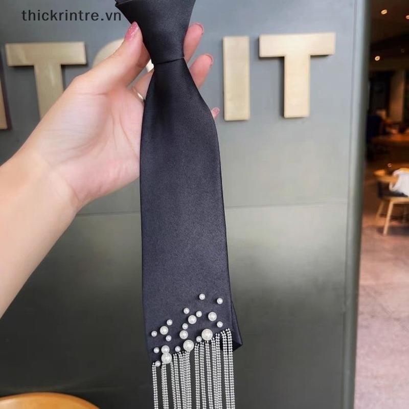 Cà vạt dài nữ với hạt ngọc trai đen, phù hợp phong cách học thuật và thanh lịch kiểu Hàn Quốc