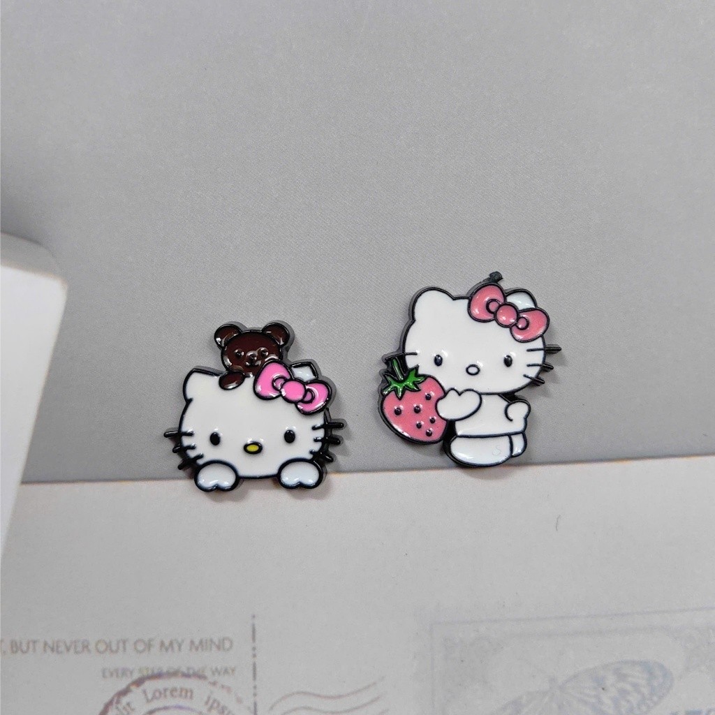 Set Charm Hello Kitty & Dâu Tây Cute – Kitty Nơ Đỏ Nơ Hồng Ôm Dâu, Charm Gắn Dép DIY Ngộ Nghĩnh