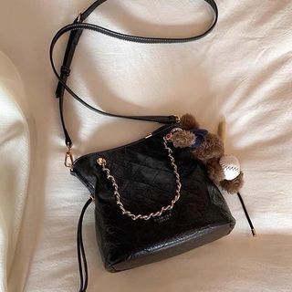 Túi Chio Hobo Rút Eo Trám Charm Gấu Bóng Chày