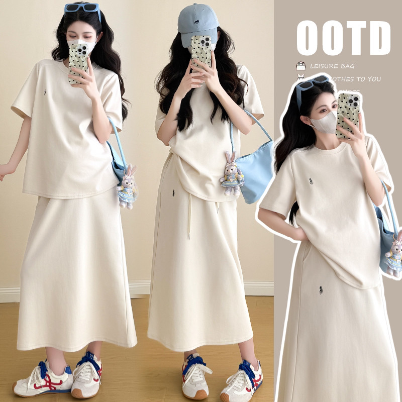 Bộ đồ bà bầu mùa hè gồm áo thun cổ tròn và váy nút mũi lợn