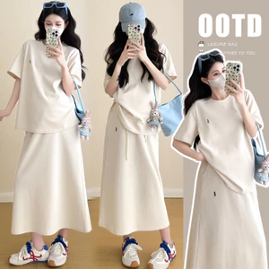 Bộ đồ bà bầu mùa hè gồm áo thun cổ tròn và váy nút mũi lợn
