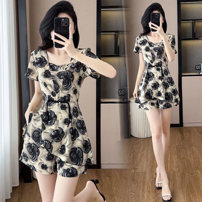Bộ trang phục Nữ thời trang phong cách Hàn Quốc, có họa tiết, tôn dáng và sành điệu, che bụng, gồm áo và quần short