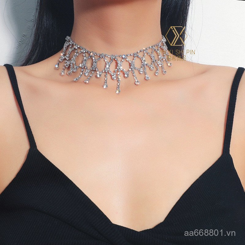 Vòng cổ thời trang với kim cương và đá đính cẩn thận, thiết kế rộng rãi, phù hợp xu hướng quốc tế