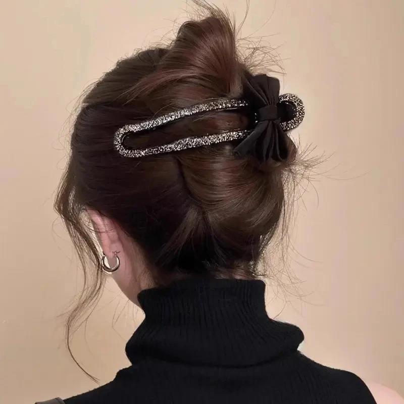 Kẹp tóc phong cách Hàn Quốc với nơ mỏ vịt lấp lánh pha lê, phù hợp tạo kiểu updo thanh lịch.