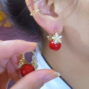 Bông tai ngọc trai với họa tiết hoa kim cương mạ, thiết kế hai mặt hiện đại dành cho nữ