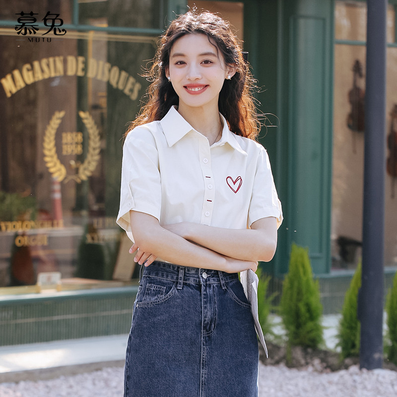 Mutu Nhỏ Preppy Top Nữ Thêu Tay Ngắn - Thiết Kế Mới Cho Mùa Hè 2026