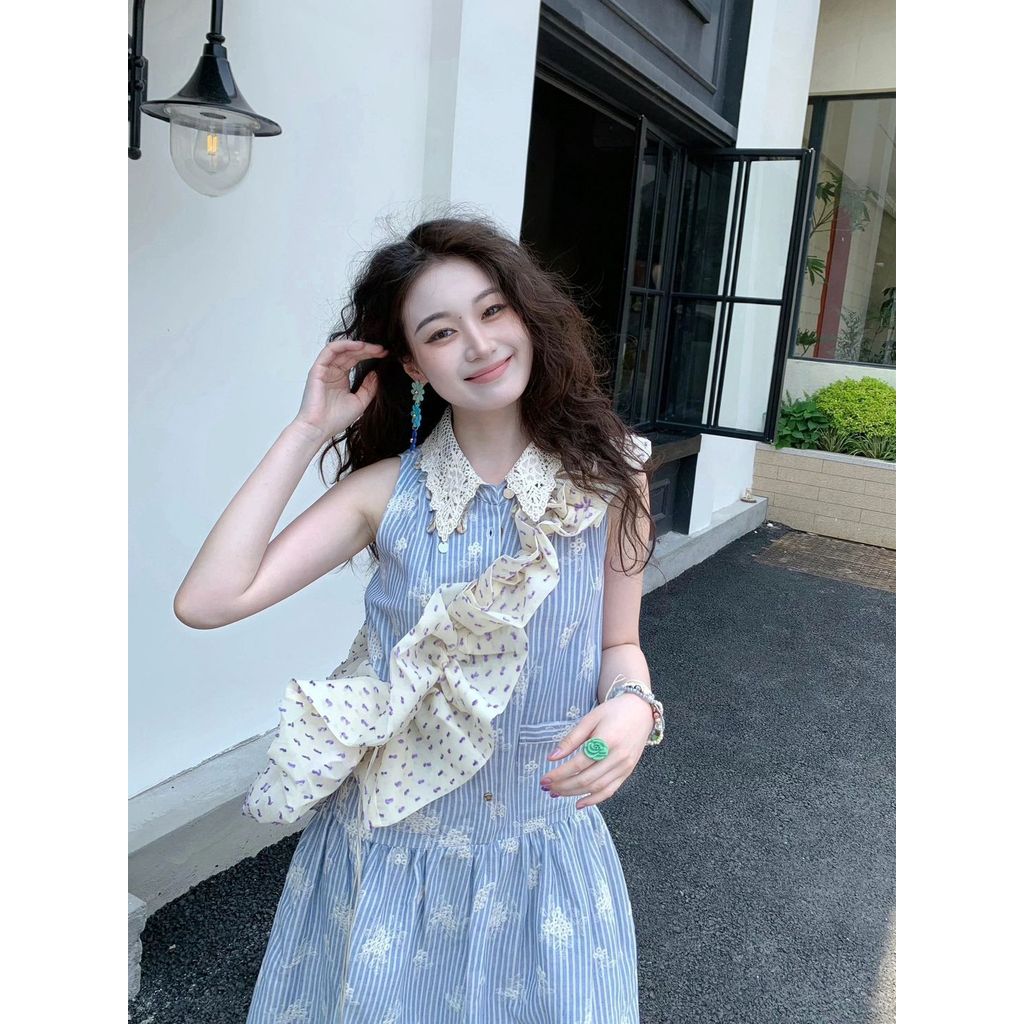 Đầm nữ mùa hè với thiết kế áo sơ mi không tay ren, phù hợp đi nghỉ mát bên bãi biển