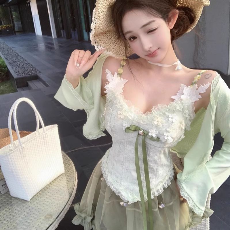 Bộ đồ nữ mùa xuân gồm áo khoác dài tay và yếm ren dài tay