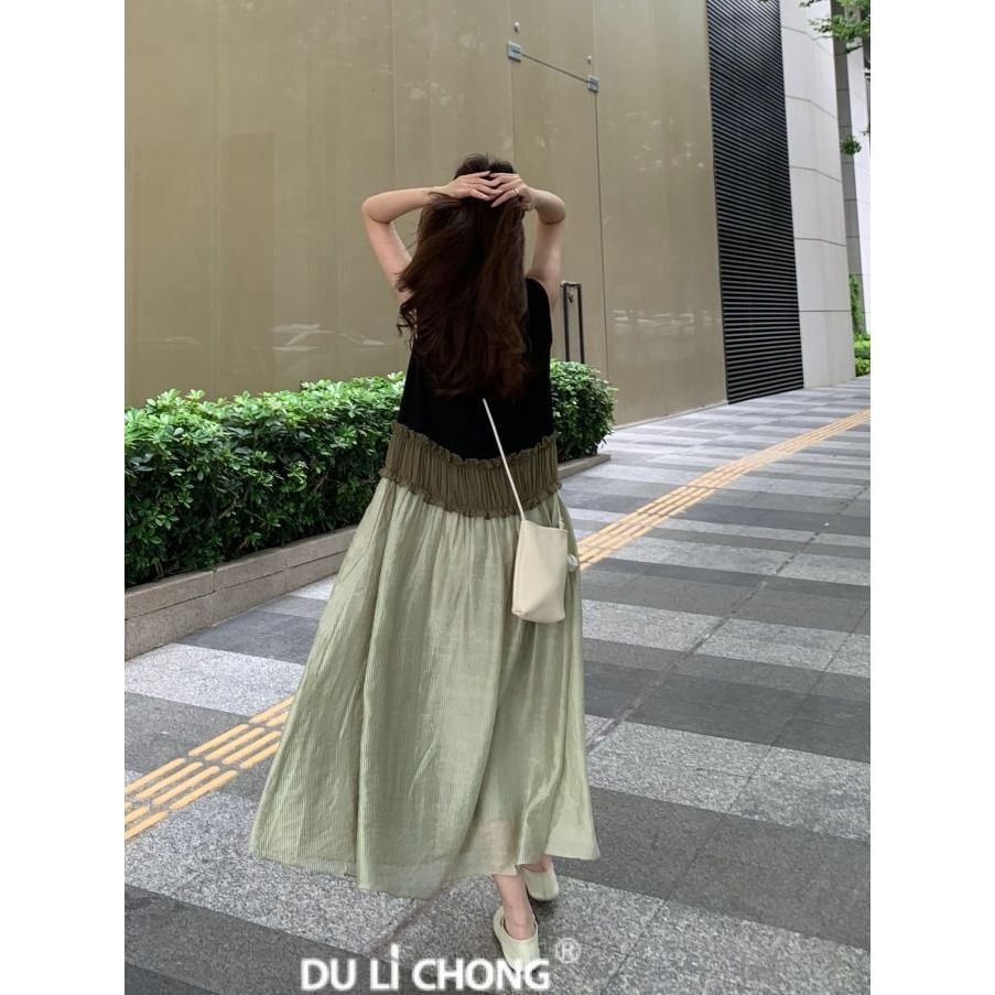 Đầm nữ màu sắc tương phản với họa tiết tranh sơn dầu, thiết kế áo vest xoay lớn, phù hợp thời trang mùa hè