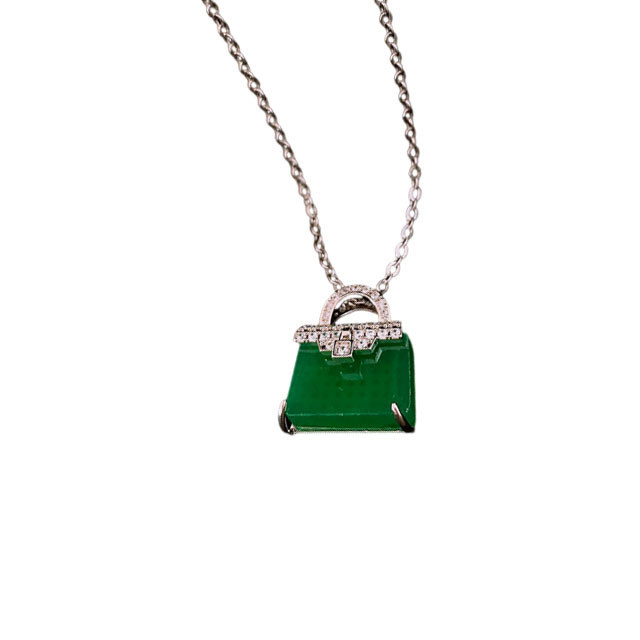 Dây chuyền mặt khóa zircon nhẹ sang trọng, phù hợp với áo len và trang sức