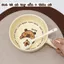 Bát sứ tay cầm và thìa chuột lang Capybara trong hộp xốp xinh xắn, lý tưởng cho trải nghiệm ẩm thực độc đáo.
