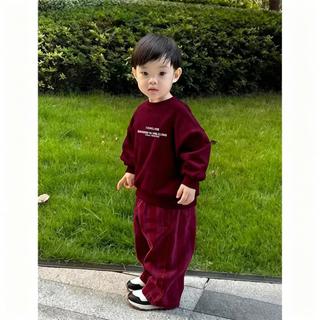 Áo nỉ mỏng nhẹ màu đỏ tía dành cho bé trai, thích hợp cho lễ đón năm mới, với họa tiết và chữ in dễ thương.