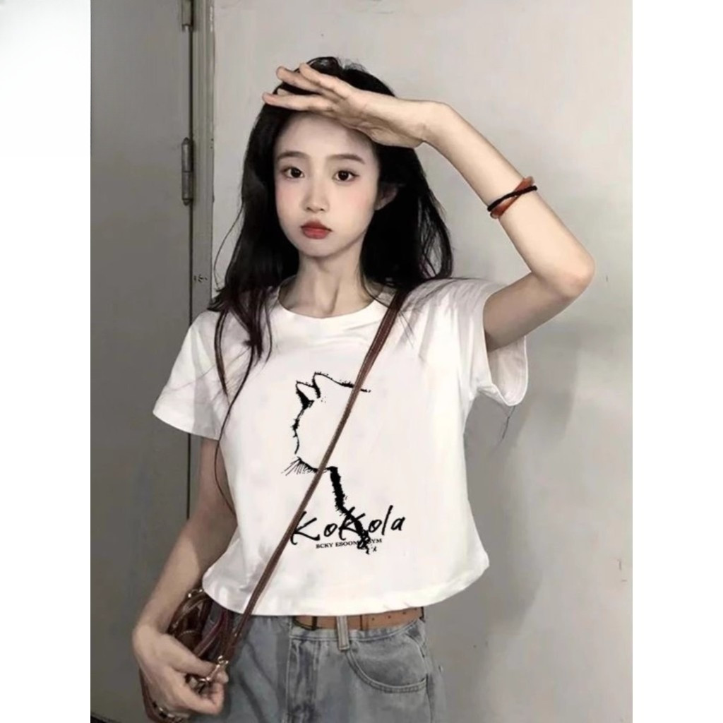 Áo croptop nữ này có thiết kế khoe eo, chất liệu mềm mại và thoải mái.