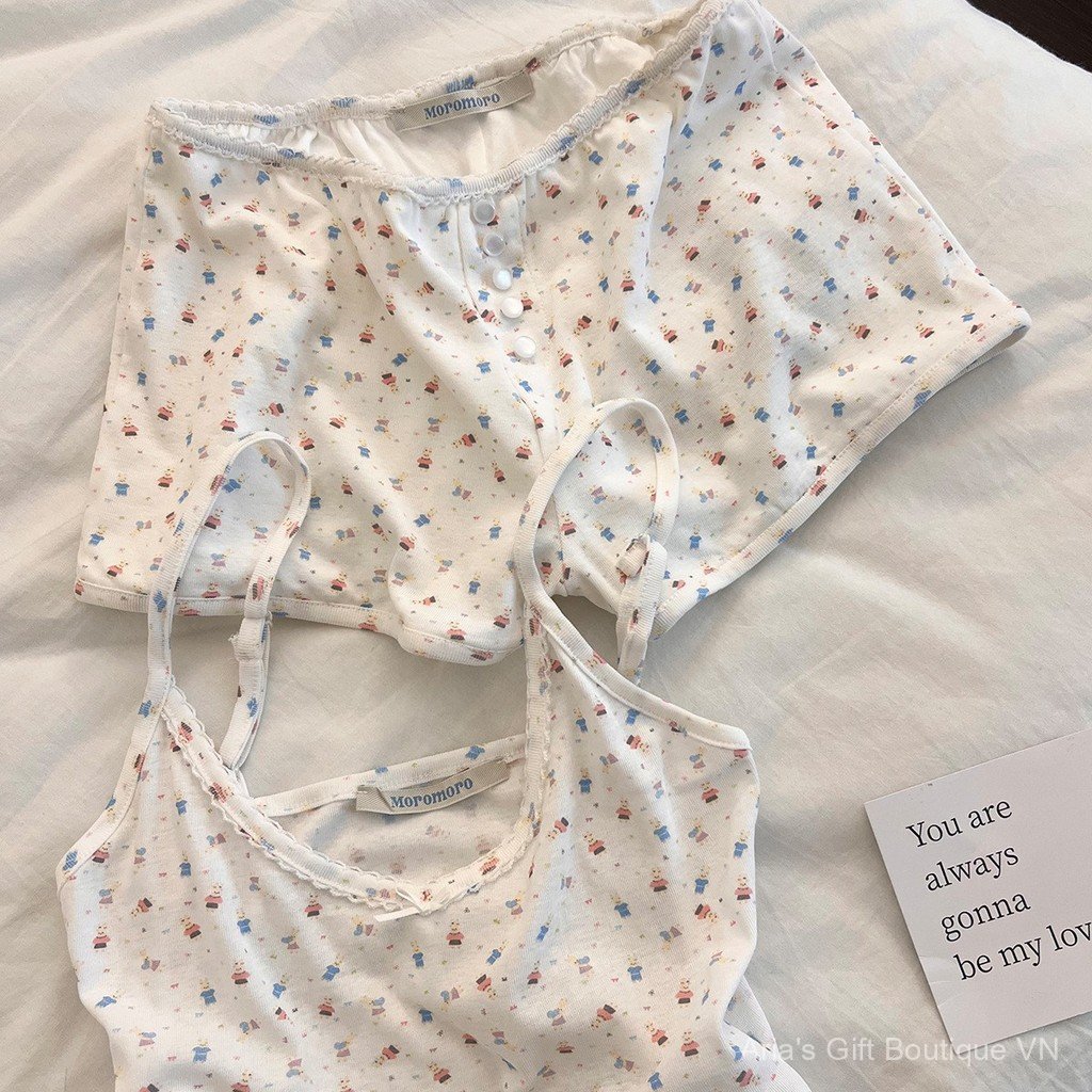 Bộ đồ ngủ nữ đeo chéo với họa tiết gấu hoạt hình ngọt ngào, có đệm ngực.