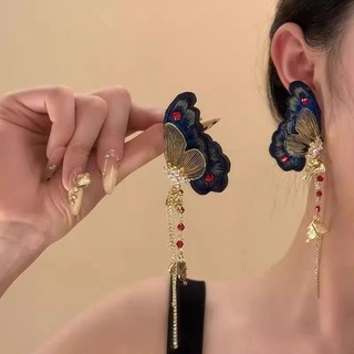 Bộ phụ kiện gồm bông tai bướm thêu màu xanh và nhẫn cao cấp
