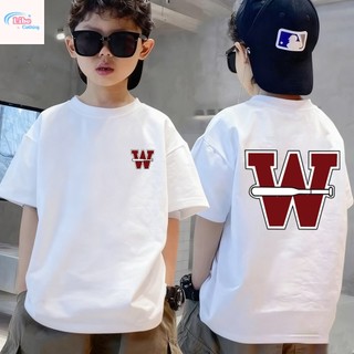 Áo thun cổ tròn thoải mái, in chữ "W" hai mặt dành cho bé trai.