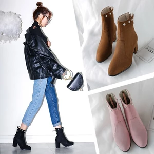VNMZG34-39 Kích Thước Lớn Phong Cách Mới Da Lộn Giày Bốt Ngắn Thời Trang Ống Ngắn Mũi Tròn Dày Gót Lưng Dây Kéo Ngọc Trai Đinh Tán Trang Trí