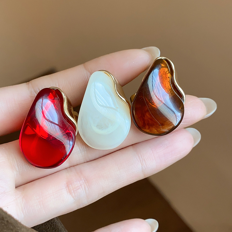 Nhẫn nhựa màu sữa trắng và vàng hổ phách, thiết kế độc đáo, phù hợp làm trang sức hàng ngày cho nữ