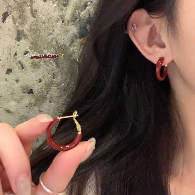 Bông tai màu đỏ cổ điển hình tròn trơn, sang trọng dành cho nữ