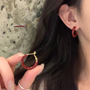 Bông tai màu đỏ cổ điển hình tròn trơn, sang trọng dành cho nữ