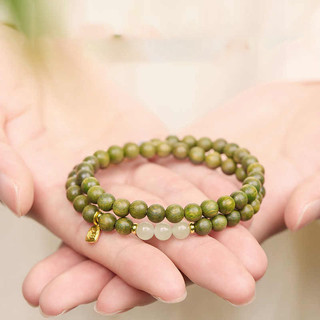 Cửa hàng nhà máy bán vòng tay gỗ đàn hương nữ với pha lê và nước màu, phù hợp làm quà tặng