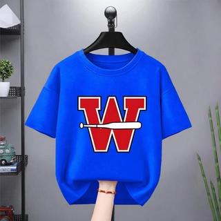 Mũ lưỡi trai bóng chày cho bé trai, in chữ "W" trong tiếng Anh, kiểu dáng giản dị và thoải mái. Áo thun cổ tròn.