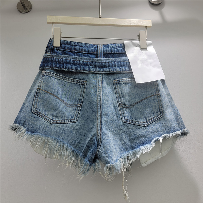 Quần short denim rách phai màu nữ, thiết kế ôm vừa vặn, phù hợp xu hướng Hàn Quốc