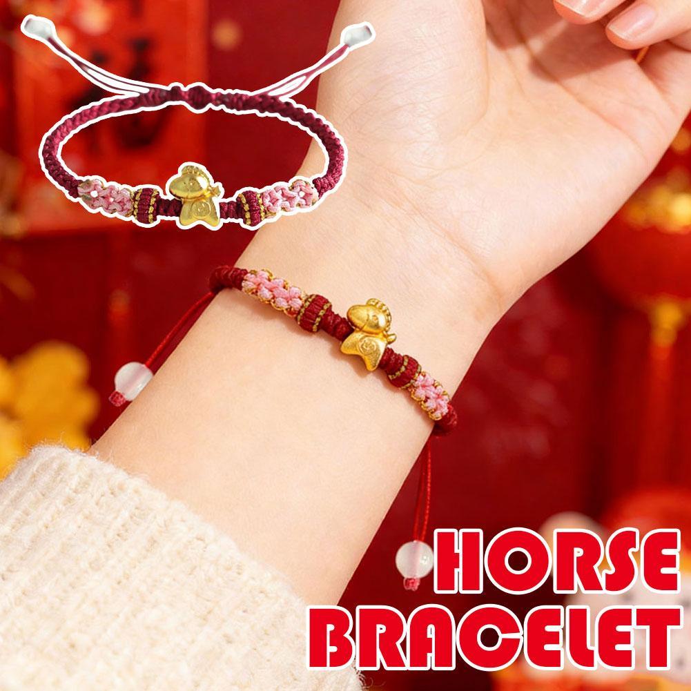 Vòng tay nữ phong cách dân tộc với thiết kế bện thủ công, nút dây đỏ và họa tiết hoa đào.