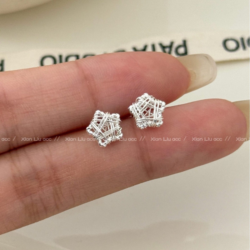 Bông tai ngôi sao năm cánh bạc rỗng, thiết kế nhỏ và tinh tế, phù hợp cho người yêu thích vẻ thanh lịch