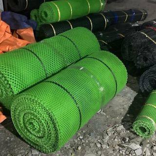 Cao 1m5 dài 50M. Lưới mắt cáo ô 1cm. Màu xanh Lưới làm sàn gà, sàn vịt, làm hàng rào( hàng loại A) mỏng dẻo
