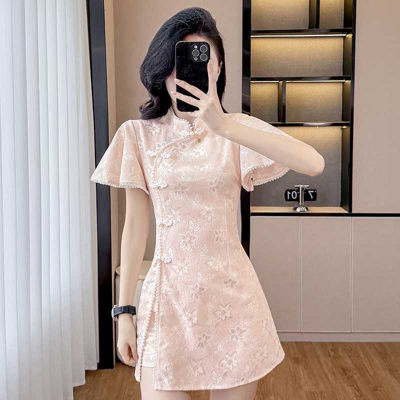 Đầm sườn xám phong cách Trung Hoa cổ điển, phối ren cài nút và bộ hai mảnh phong cách truyền thống kèm quần short