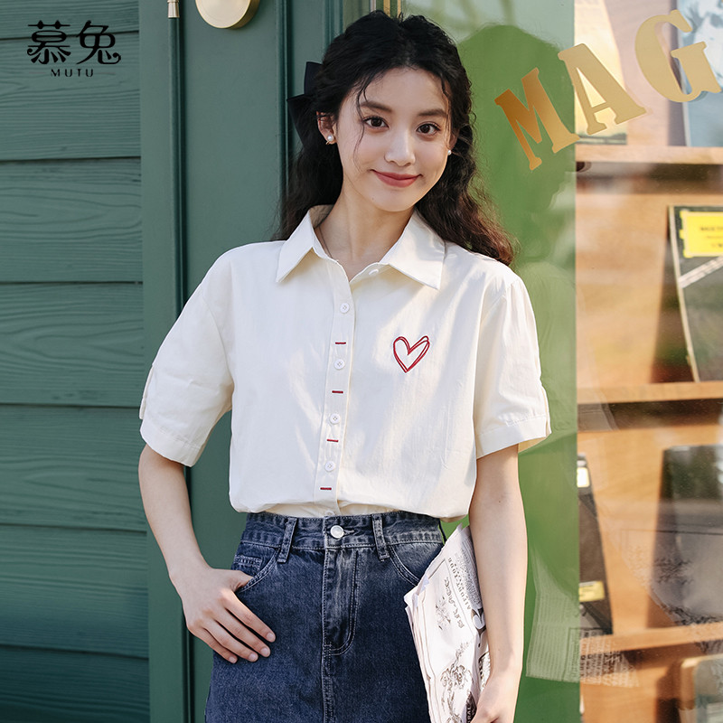 Mutu Nhỏ Preppy Top Nữ Thêu Tay Ngắn - Thiết Kế Mới Cho Mùa Hè 2026