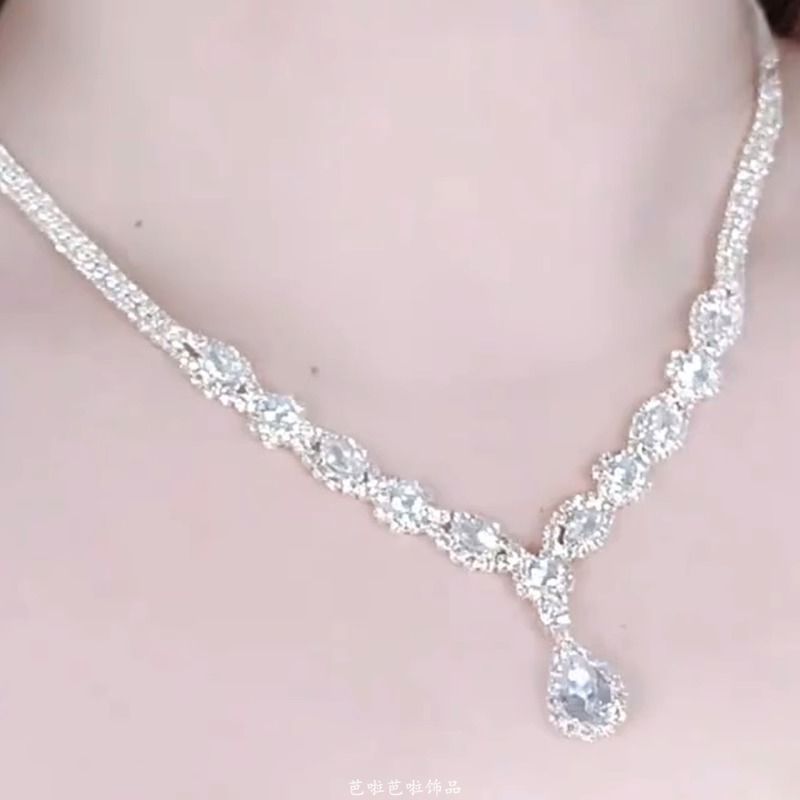 Vòng cổ kim cương lấp lánh với tua rua, thiết kế sang trọng và phù hợp làm choker