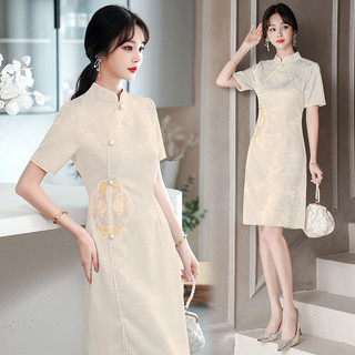 Váy sườn xám nữ mùa hè phong cách cổ điển, thiết kế trẻ trung hiện đại với thêu họa tiết Trung Hoa và tay áo ngắn.