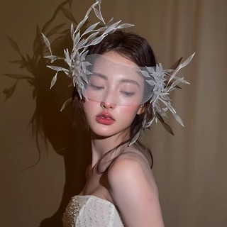 Mũ nón cô dâu phong cách tối giản, phù hợp cho chụp ảnh và lễ cưới ngoài trời