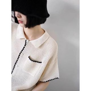 <![CDATA[Áo thun nữ tay ngắn thiết kế cổ polo màu sắc đối lập]]>