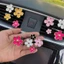 Charming Hoa Cúc Lỗ Thông Hơi Xe Trang Trí Kẹp Hương Liệu Làm Mát Không Khí Hương Mềm Lâu Dài Trang Trí Nội Thất Ô Tô Cho Người Hâm Mộ Tự Động